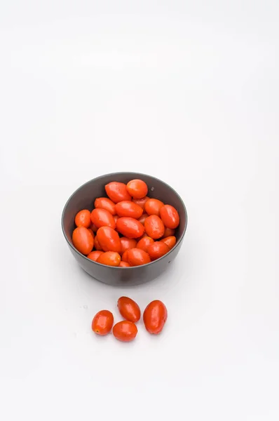 Tazón Gres Gris Oscuro Lleno Tomates Datterini Una Superficie Blanca —  Fotos de Stock