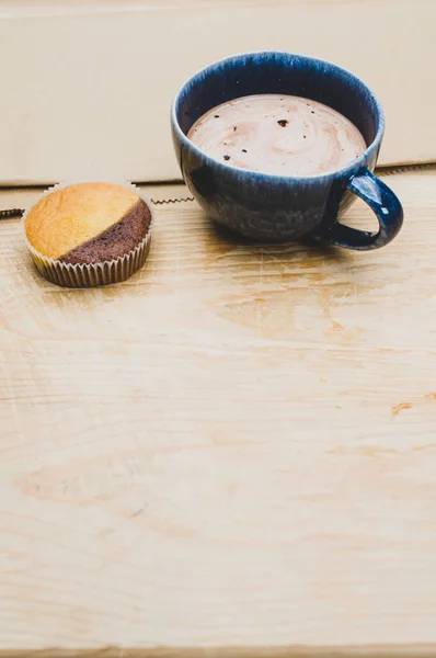 Lait Chaud Cacao Dans Une Tasse Bleue Délicieux Cupcake Sur — Photo