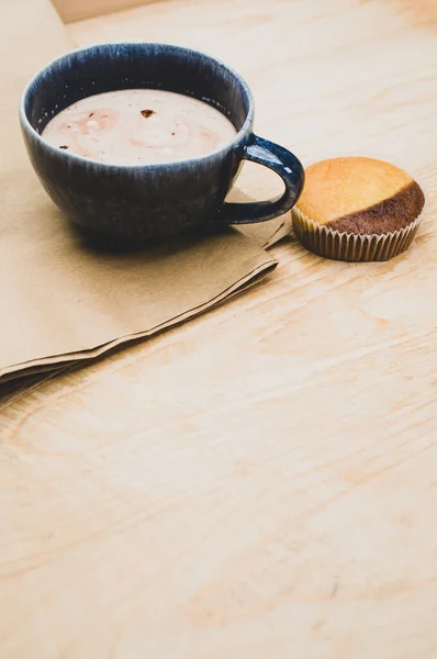 Leche Caliente Con Cacao Una Taza Azul Sabroso Cupcake Sobre — Foto de Stock