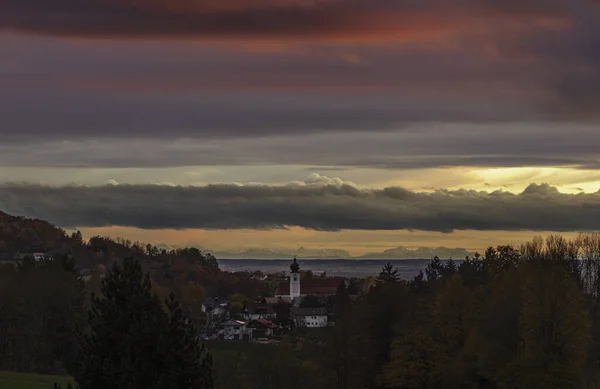 Blick Auf Den Herbstlichen Sonnenuntergang Über Die Grafinger Andreas Kirche — Stockfoto