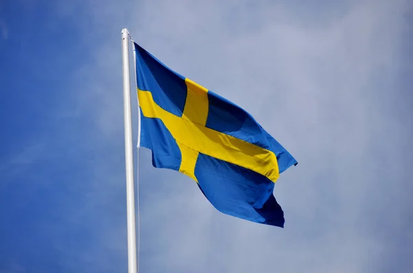 Bandeira Suécia Pólo Com Céu Azul Fundo — Fotografia de Stock