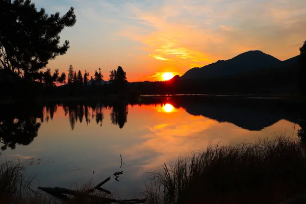 Silhouette Shot Lake Rocky Mountain National Park Golden Sunin Colorado — Stockfoto
