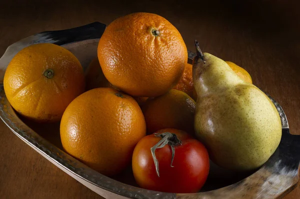 Fruitmand Met Peren Sinaasappeltomaat Mandarijn — Stockfoto