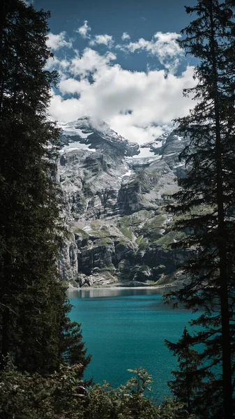Jezioro Oeschinen Otoczone Pokrytymi Śniegiem Szczytami Gór Szwajcarii — Zdjęcie stockowe