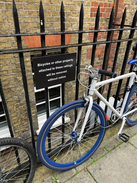Ένα Ποδήλατο Παρκαρισμένο Κοντά Στην Πινακίδα Χωρίς Ποδήλατα — Φωτογραφία Αρχείου