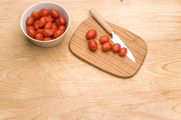 Tazón Lleno Tomates Datterini Con Tabla Cortar Cuchillo Una Superficie — Foto de Stock