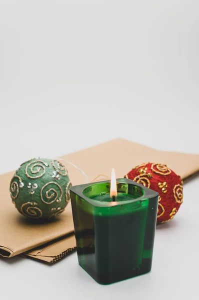 Tempo Natal Decora Com Vela Perfumada Verde Copo Fundo Branco — Fotografia de Stock