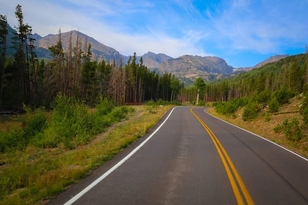 Μια Γραφική Θέα Ενός Ευθύγραμμου Δρόμου Μέσα Από Rocky Mountain — Φωτογραφία Αρχείου