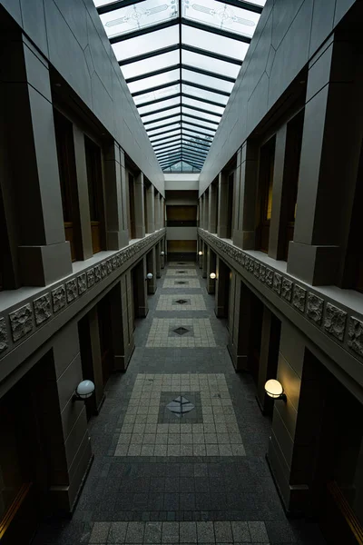 Вертикальный Снимок Интерьера Здания Стеклянным Чехлом — стоковое фото