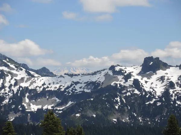 Letecký Pohled Zasněžené Vrcholky Hor Národním Parku Mount Rainier — Stock fotografie