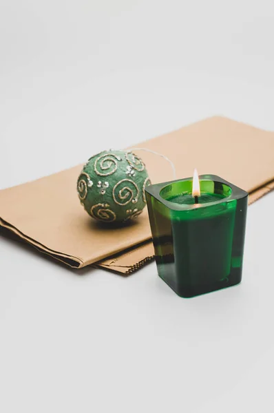 Tempo Natal Decora Com Vela Perfumada Verde Copo Fundo Branco — Fotografia de Stock