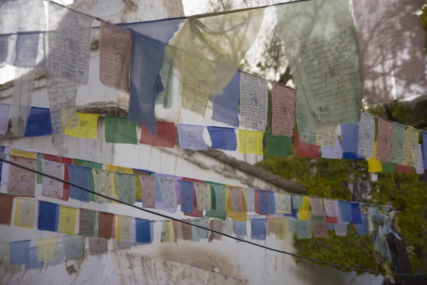 Σημαίες Τιμπετάν Κρέμονται Από Ένα Βουδιστικό Ναό Στο Λαντάκ Ινδία — Φωτογραφία Αρχείου