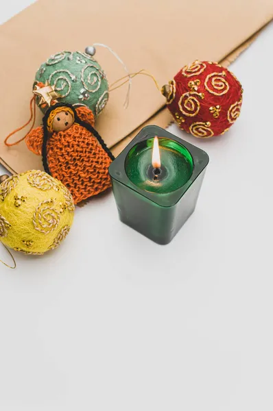 Tempo Natal Decora Com Vela Perfumada Verde Copo Fundo Branco — Fotografia de Stock