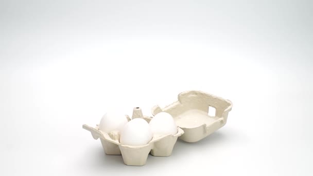 Tigela Cerâmica Branca Com Ovos Galinha Fundo Leve — Vídeo de Stock