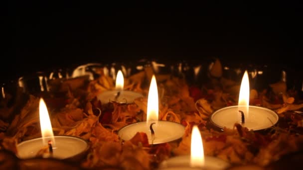 Brandende Kaarsen Een Zwarte Achtergrond — Stockvideo