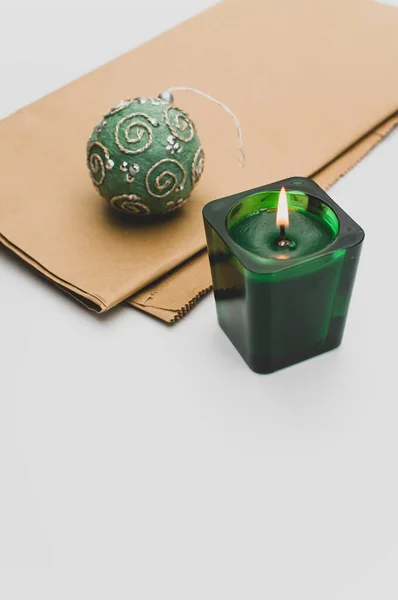 Decoraciones Navideñas Con Vela Verde Perfumada Vaso Sobre Fondo Blanco —  Fotos de Stock