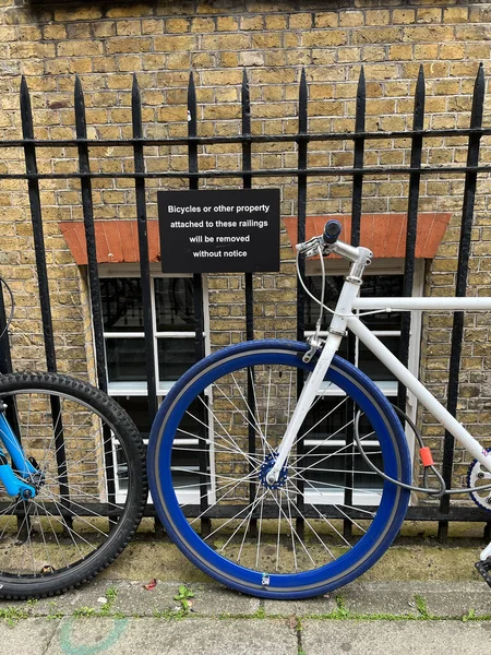 Una Bicicleta Aparcada Cerca Señal Bicicletas — Foto de Stock