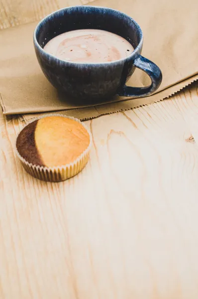 Gorące Mleko Kakao Niebieskiej Filiżance Smaczne Babeczki Rustykalnym Drewnianym Brązowym — Zdjęcie stockowe
