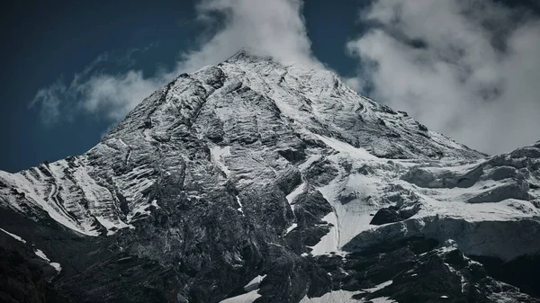 눈덮인 산봉우리의 — 스톡 사진