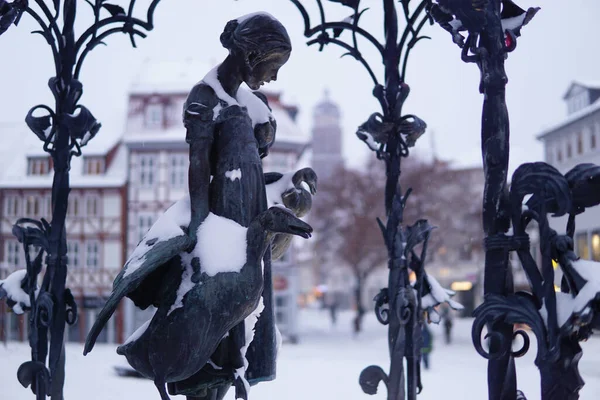 Estatua Gaenseliesel Fuente Goose Girl Cubierta Nieve Frente Antiguo Ayuntamiento — Foto de Stock