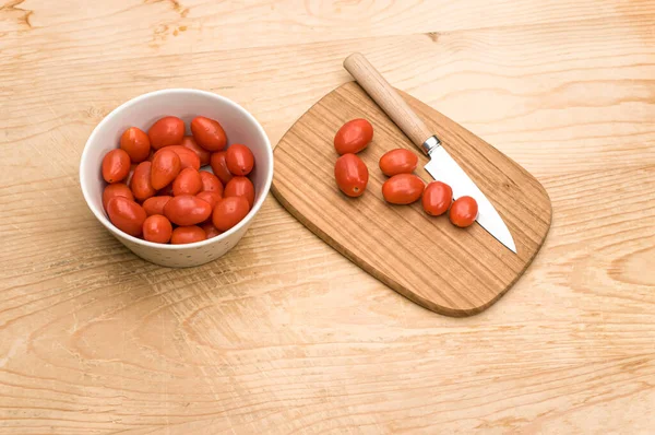 Bol Plein Tomates Datterini Avec Planche Découper Couteau Sur Une — Photo