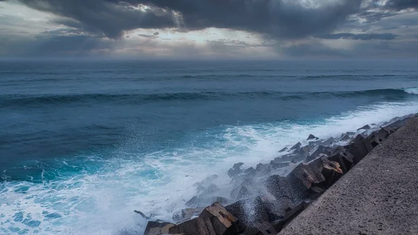 Una Hermosa Toma Una Orilla Del Mar Con Olas Espumosas — Foto de Stock