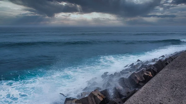 Belo Tiro Uma Costa Marítima Com Ondas Espumantes — Fotografia de Stock