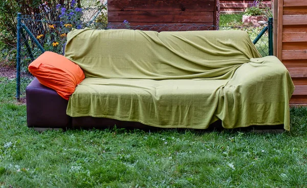 Eine Gartencouch Mit Grünem Bezug Und Orangefarbenem Kissen — Stockfoto