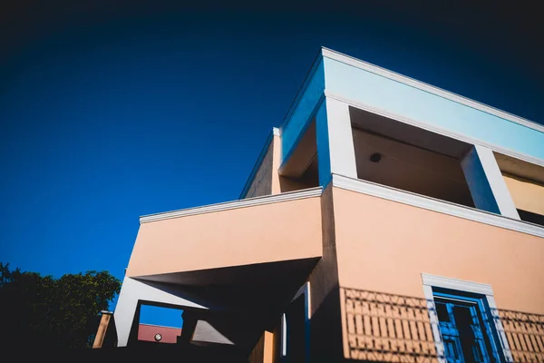 Ein Wohnhaus Einem Sonnigen Tag — Stockfoto