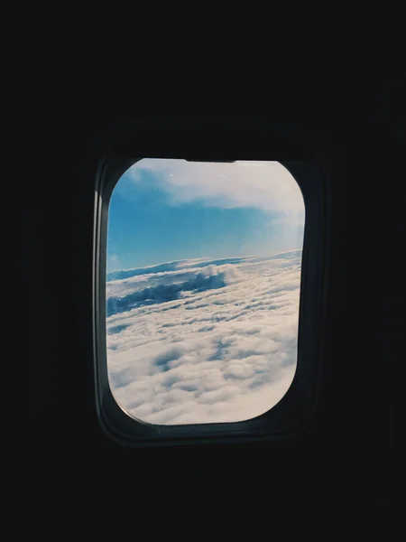 Wolken Gezien Door Het Raam Van Een Vliegtuig — Stockfoto