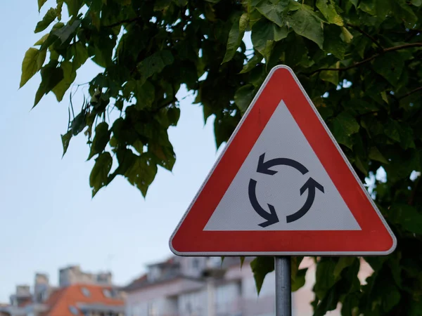 Nahaufnahme Eines Dreieckigen Roten Warnschildes Für Kreisverkehre Das Einem Mast — Stockfoto