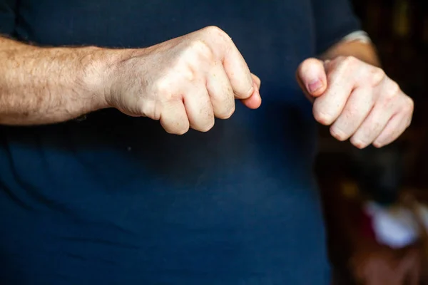 Close Homem Caucasiano Mãos Gesticulação — Fotografia de Stock