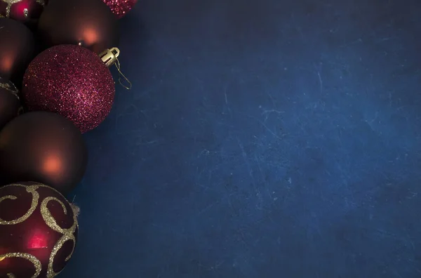 Gros Plan Ornement Noël Rouge Sur Une Surface Bleue Avec — Photo