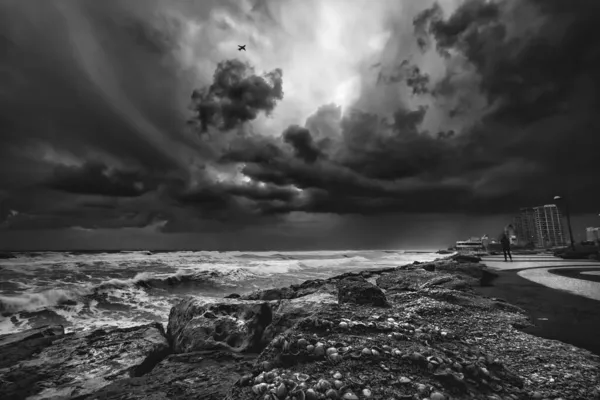 Uma Escala Cinza Belo Mar Pôr Sol Dramático — Fotografia de Stock