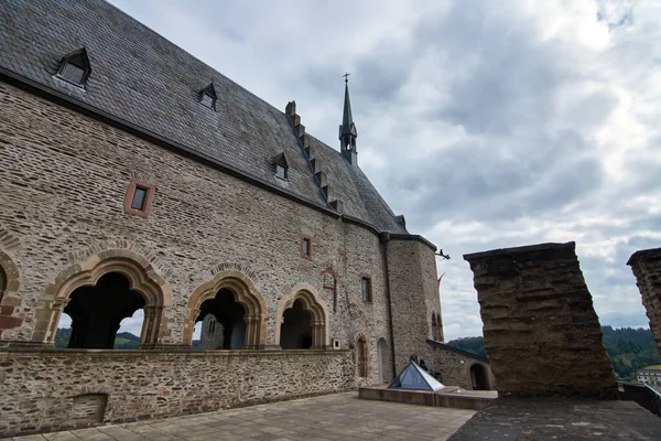 Una Toma Perspectiva Del Castillo Vianden Luxemburgo Sobre Fondo Cielo — Foto de Stock