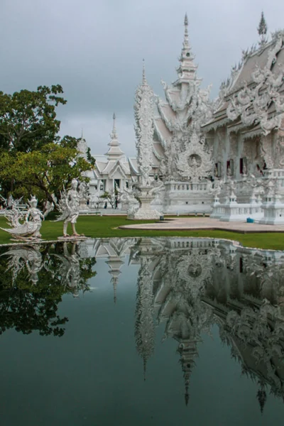 Vertical Shot Wat Rong Khun Temple Its Reflection Lake Chiang — Stock Photo, Image