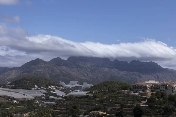 Mesmerizing View Buildings Rocky Mountains Cloudy Sky — Stock Photo, Image