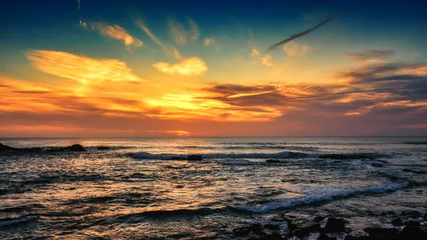 Una Hermosa Puesta Sol Brillante Sobre Una Orilla Del Mar — Foto de Stock