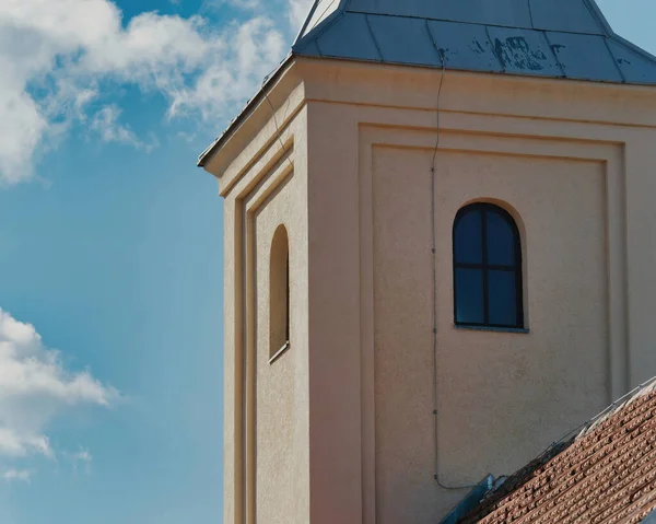Ein Äußeres Detail Einer Kirche Mit Einem Glasfenster Vor Blauem — Stockfoto