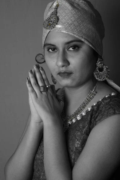 Portrét Krásné Ženy Tradičních Šatech Bižuterií Make Upem Proti Zdi — Stock fotografie