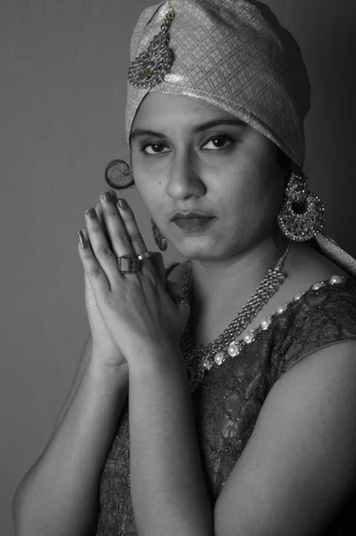 Retrato Uma Bela Fêmea Vestido Tradicional Com Jóias Maquiagem Contra — Fotografia de Stock