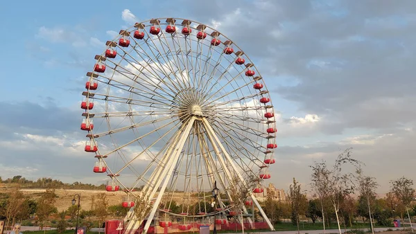 Bellissimo Scatto Una Ruota Panoramica Con Cieli Nuvolosi Sullo Sfondo — Foto Stock