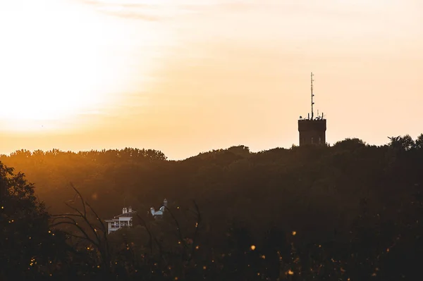 イギリスのエセックス州ハドリーの日没時の電波塔のシルエット — ストック写真