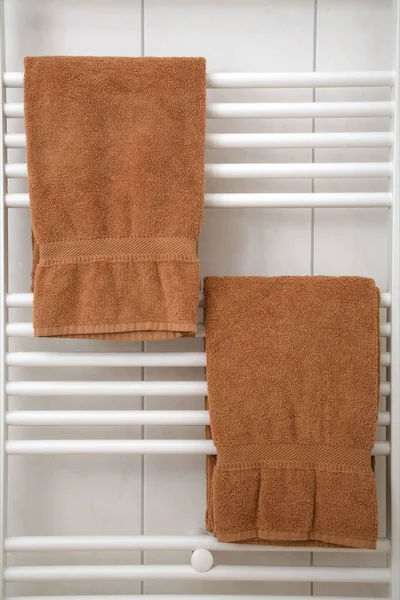 Tiro Vertical Toalhas Marrons Penduradas Secador Banheiro — Fotografia de Stock