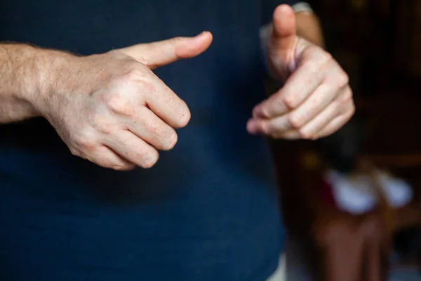 Close Homem Caucasiano Mãos Gesticulação — Fotografia de Stock