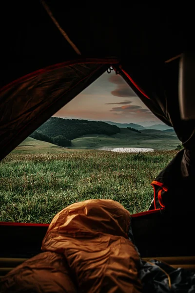 Vista Montanhas Cobertas Vegetação Uma Tenda Noite — Fotografia de Stock