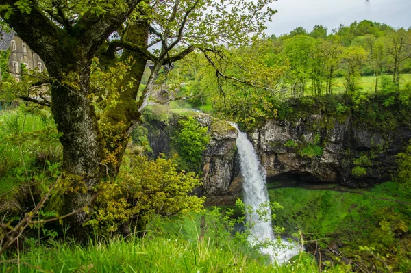 Krásný Výhled Skalnatý Vodopád Obklopený Zelení Francii — Stock fotografie