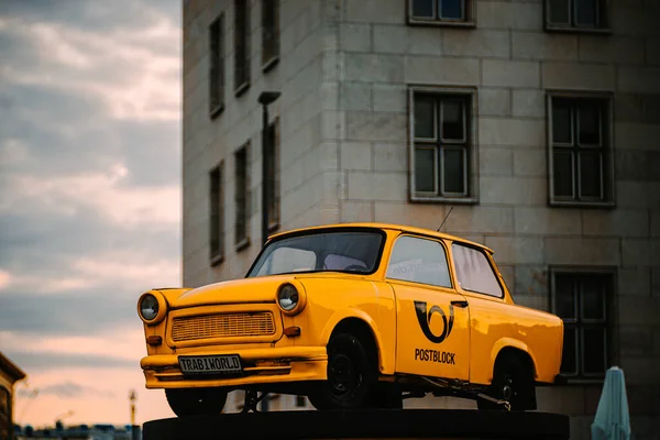 Berlín Německo Července 2020 Žlutý Trabant Trabi Auto Východního Berlína — Stock fotografie