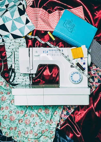 Верхній Вид Швейних Машин Шматки Тканини Концепція Модного Десі — стокове фото