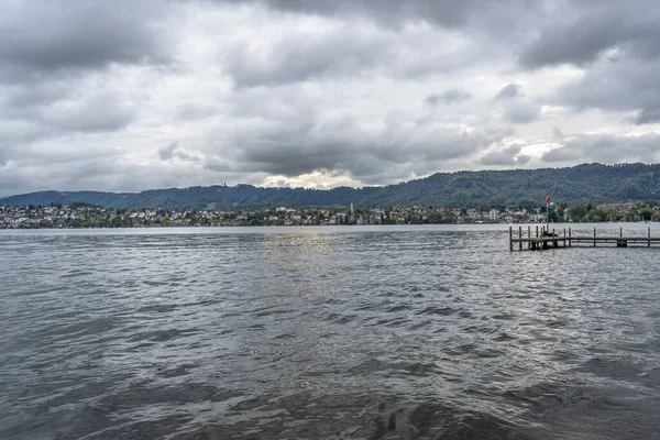 チューリッヒ湖の上に吊るされた雲の劇的なショット — ストック写真